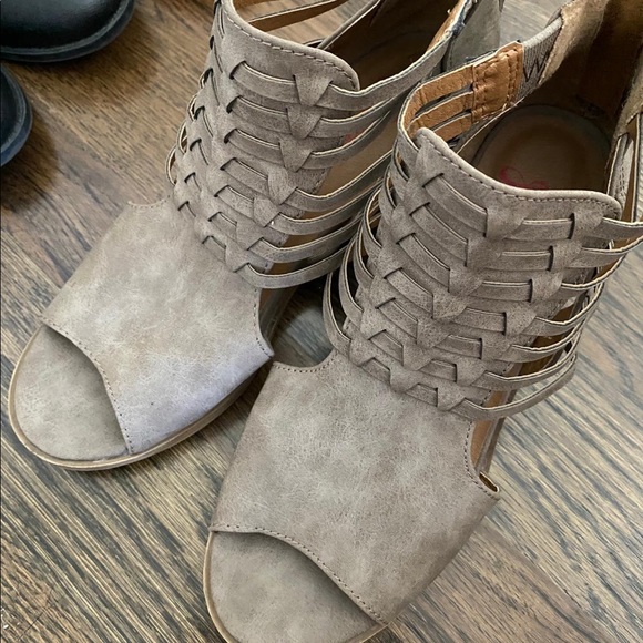 Shoes - Picture 2 of 4